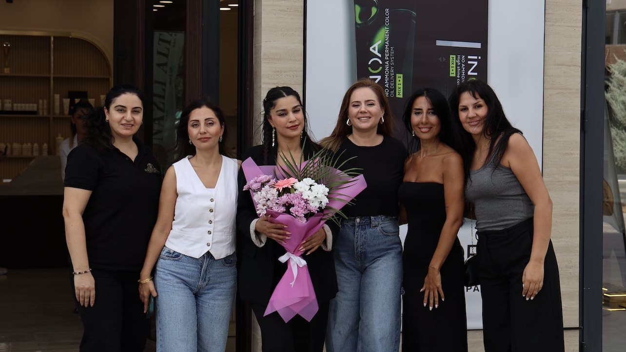 Nazlı Altan Hair Salon ekibi salon önünde